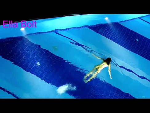 ❤️ Ik kin net ophâlde te sjen, jonge blonde fongen neaken swimmen yn ELLA BOLT resort pool Slutsen by ús fy.porngipfy.ru ﹏